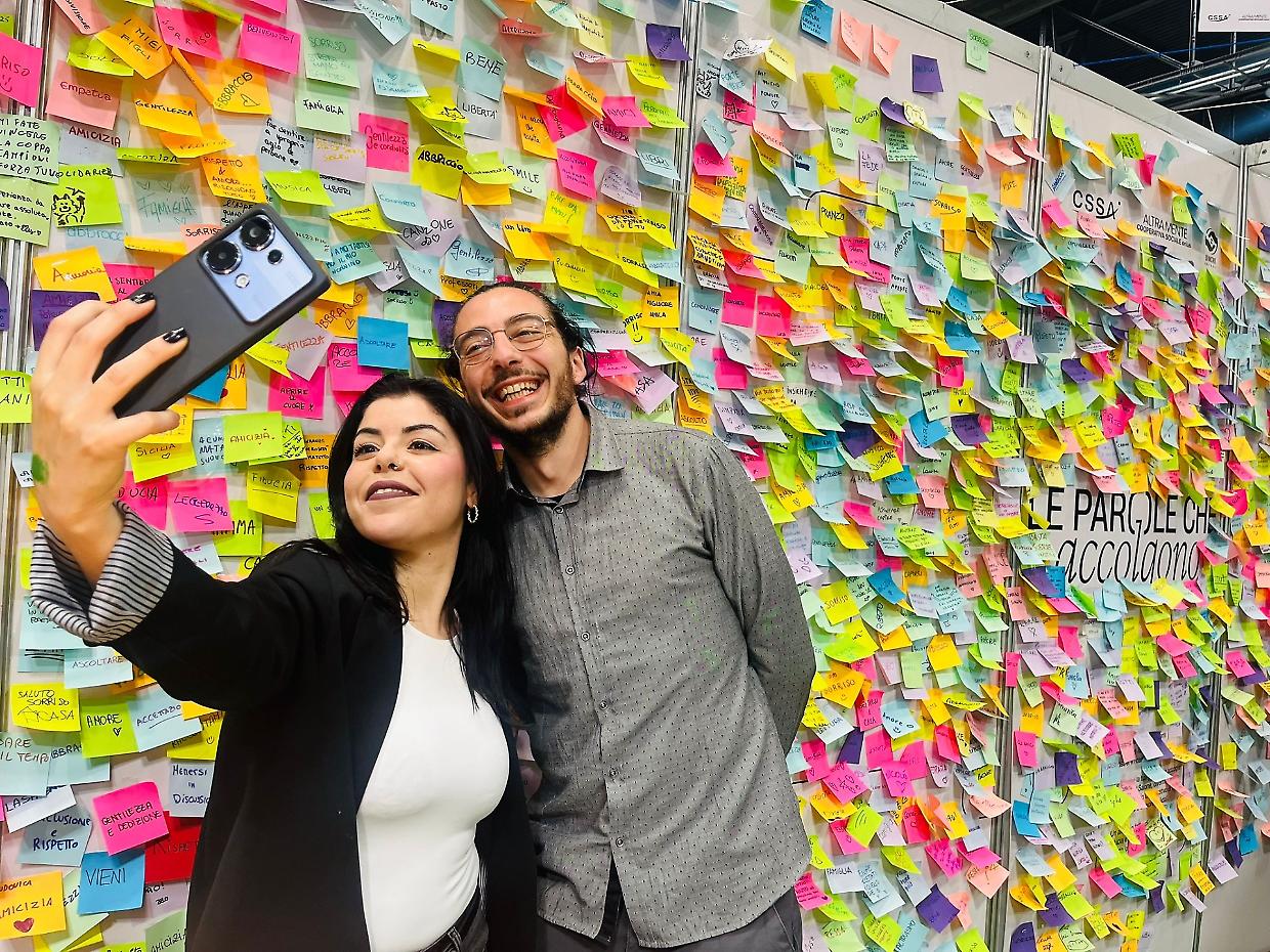 La parete di post-it virale sui social. Ecco cosa "si cela" allo stand B28