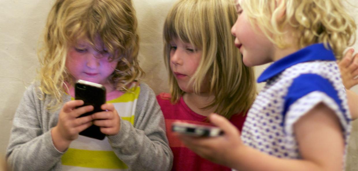 “Addio social prima dei 15 anni?”: L’Italia verso la stretta storica sui minori online