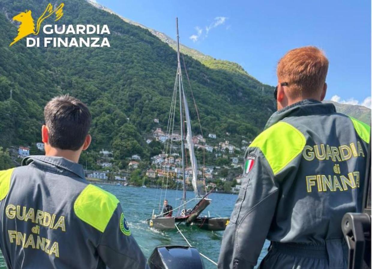 Catamarano si capovolge sul Lago Maggiore: uomo tratto in salvo dai militari della Guardia di Finanza