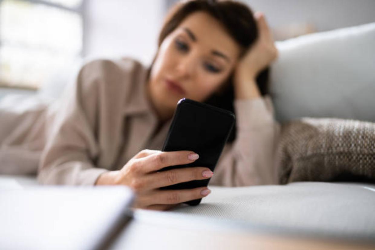 L’arte di sparire: perché il ghosting è diventato la lingua dei sentimenti fragili