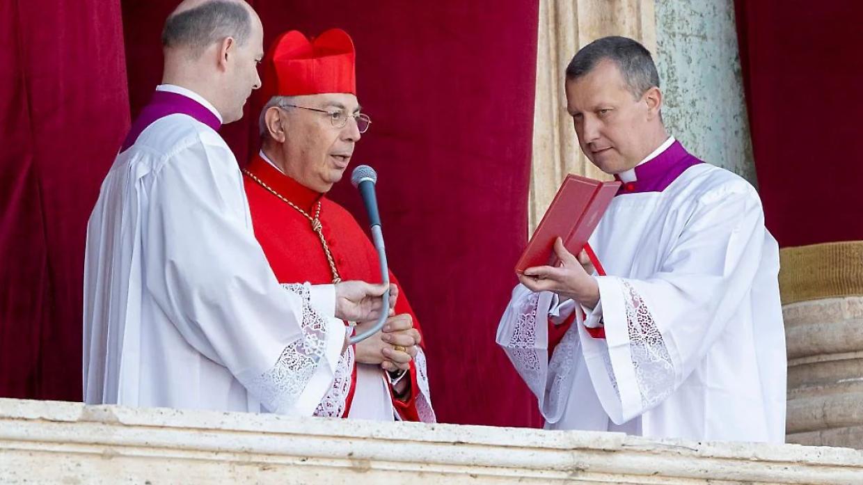 Imprevisto durante l’insediamento del nuovo Papa: il cardinale Dominique Mamberti ha un malore