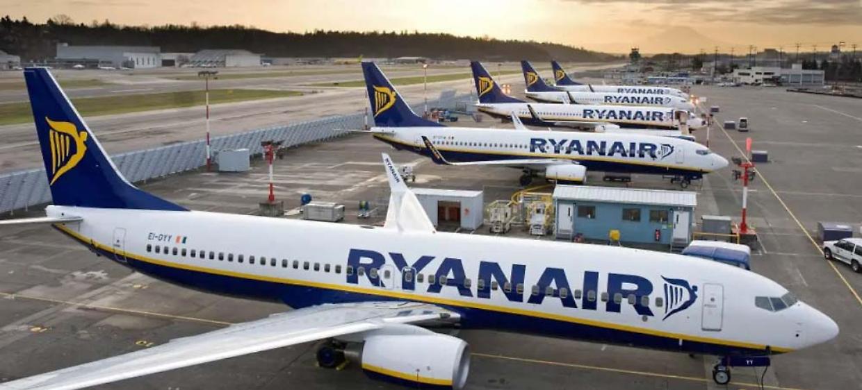 Ryanair al bivio: biglietti più cari dopo il crollo degli utili. La low cost si fa meno "low"