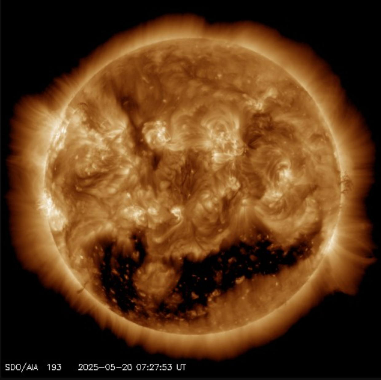 Tempeste solari in arrivo: gigantesca apertura sul Sole minaccia la Terra