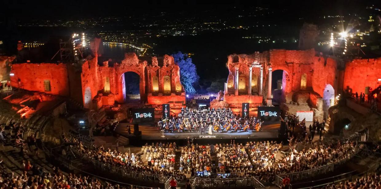 Dopo il Salone del Libro, l’Italia guarda a Taormina: arriva Taobuk 2025