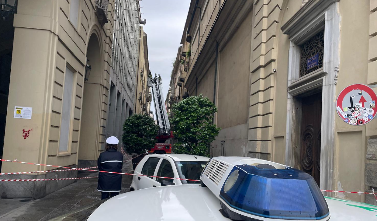 Allarme in piazza Castello: cadono tegole dall'ex palazzo della Regione