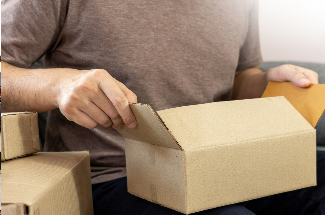 UE pronta a introdurre tassa di 2€ sui pacchi piccoli: nel mirino i colossi dell’e-commerce come Shein e Temu
