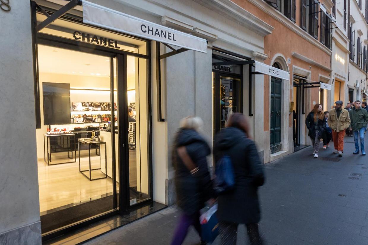 Chanel rallenta: ricavi in calo e utile operativo sotto pressione nel 2024
