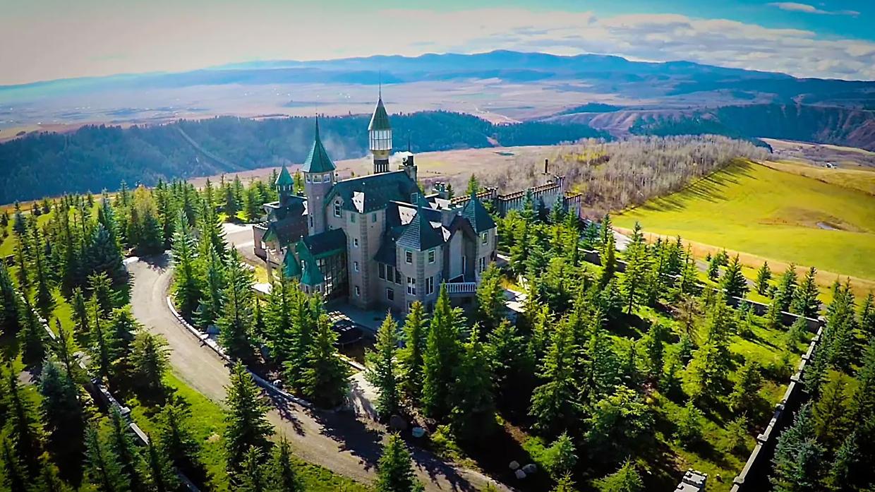 In vendita un castello da fiaba: 40 stanze, torri e tunnel segreti nello stile Disney
