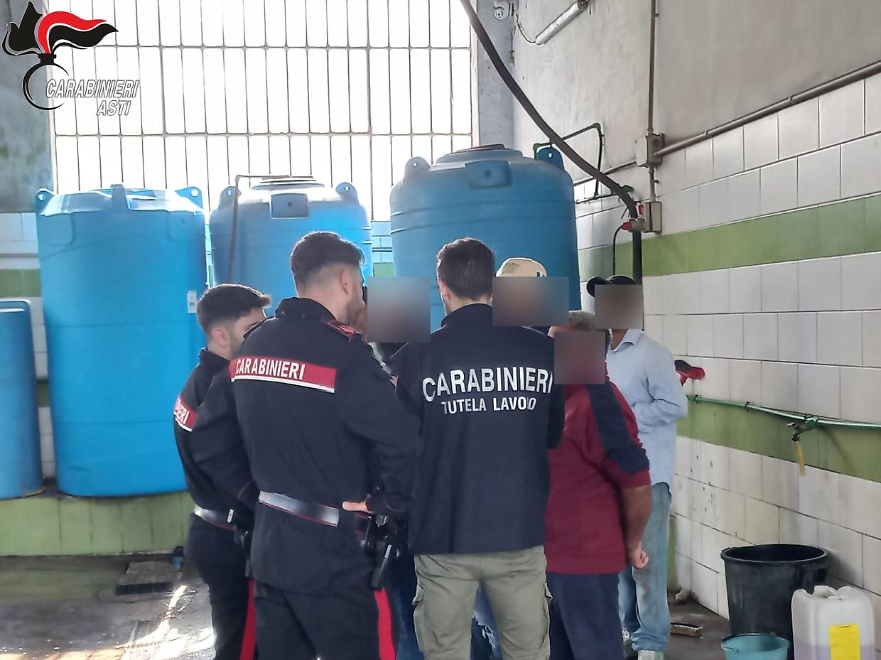 Blitz dei carabinieri ad Asti: otto lavoratori in nero su dieci all'autolavaggio