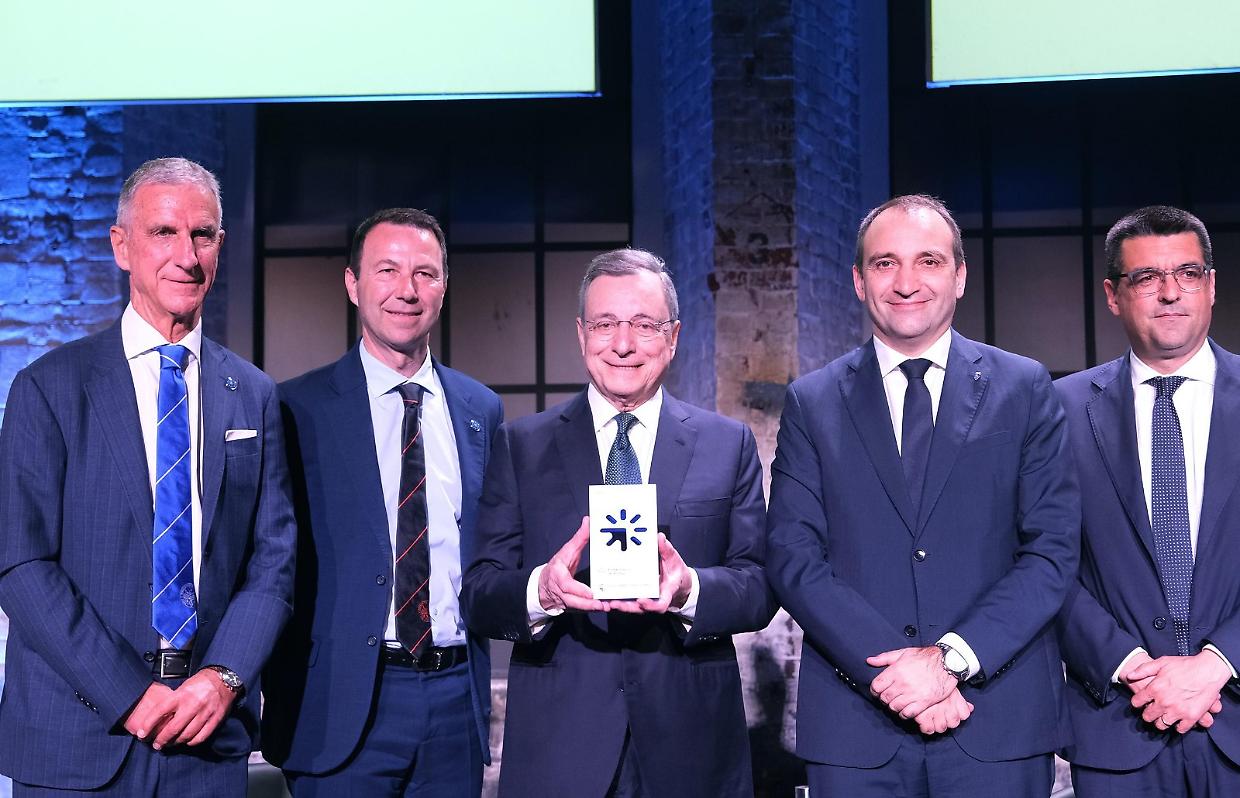 Premio innovazione a Draghi: “Il segreto la strategia. Gli americani mi dicevano che gli europei sono pigri, ma non è vero”