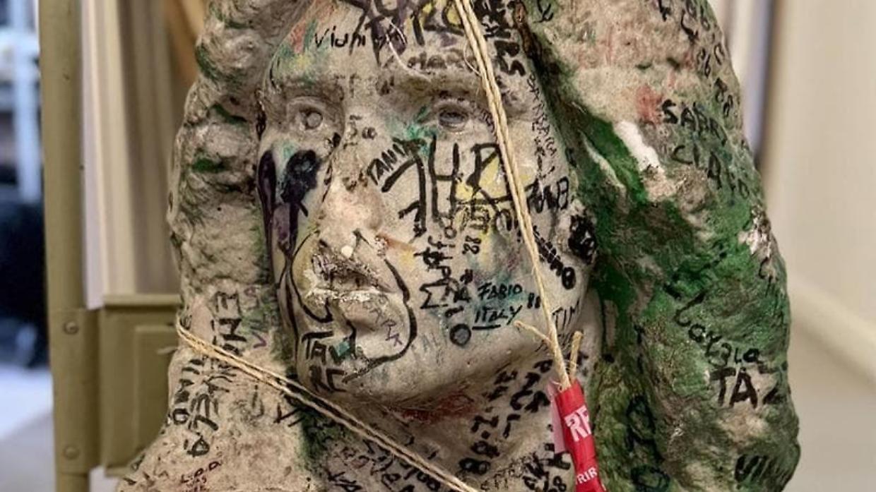 Ritrovato dopo 36 anni il busto rubato dalla tomba di Jim Morrison a Parigi