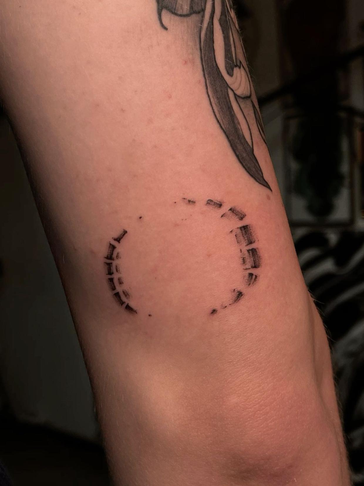 Farsi tatuare il morso del partner: il nuovo trend che spopola su TikTok 