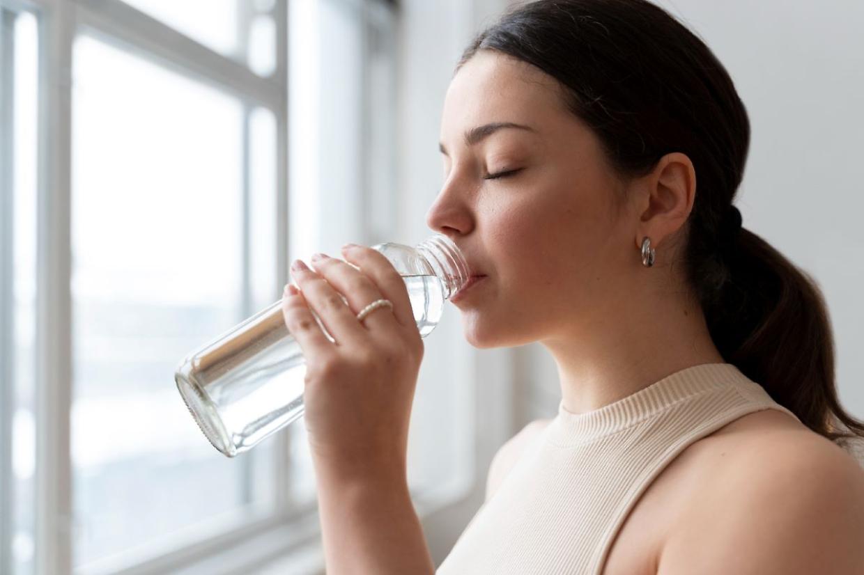 Acque di bellezza sotto esame: cosa c’è davvero dentro le bottiglie che promettono pelle perfetta