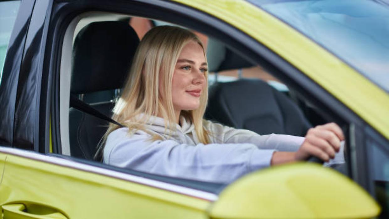 Compatte, tecnologiche e soprattutto green: ecco le auto preferite dalla Gen Z