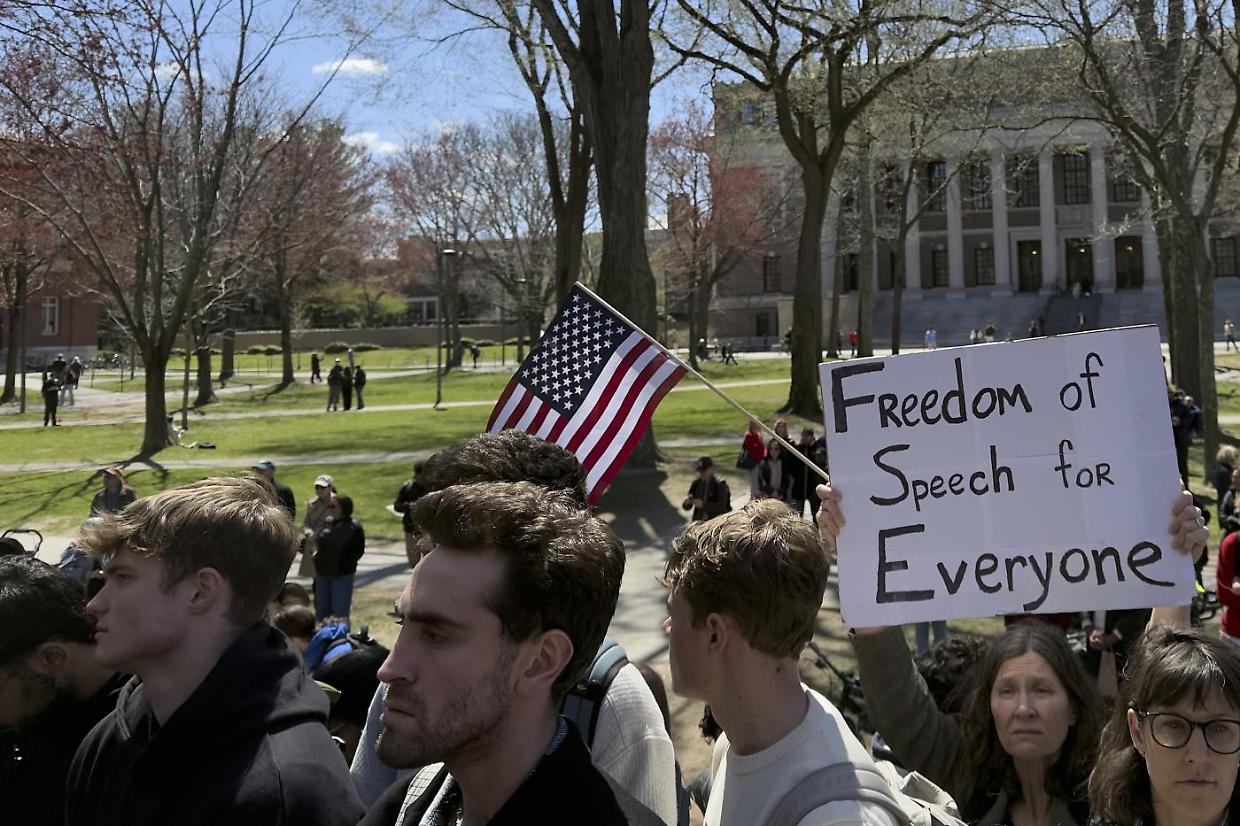 Harvard risponde a Trump facendogli causa: «Ritorsione contro la libertà accademica»