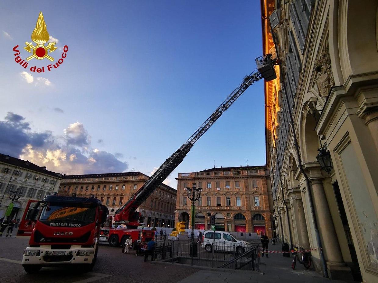 Cadono calcinacci in piazza San Carlo, arrivano i pompieri