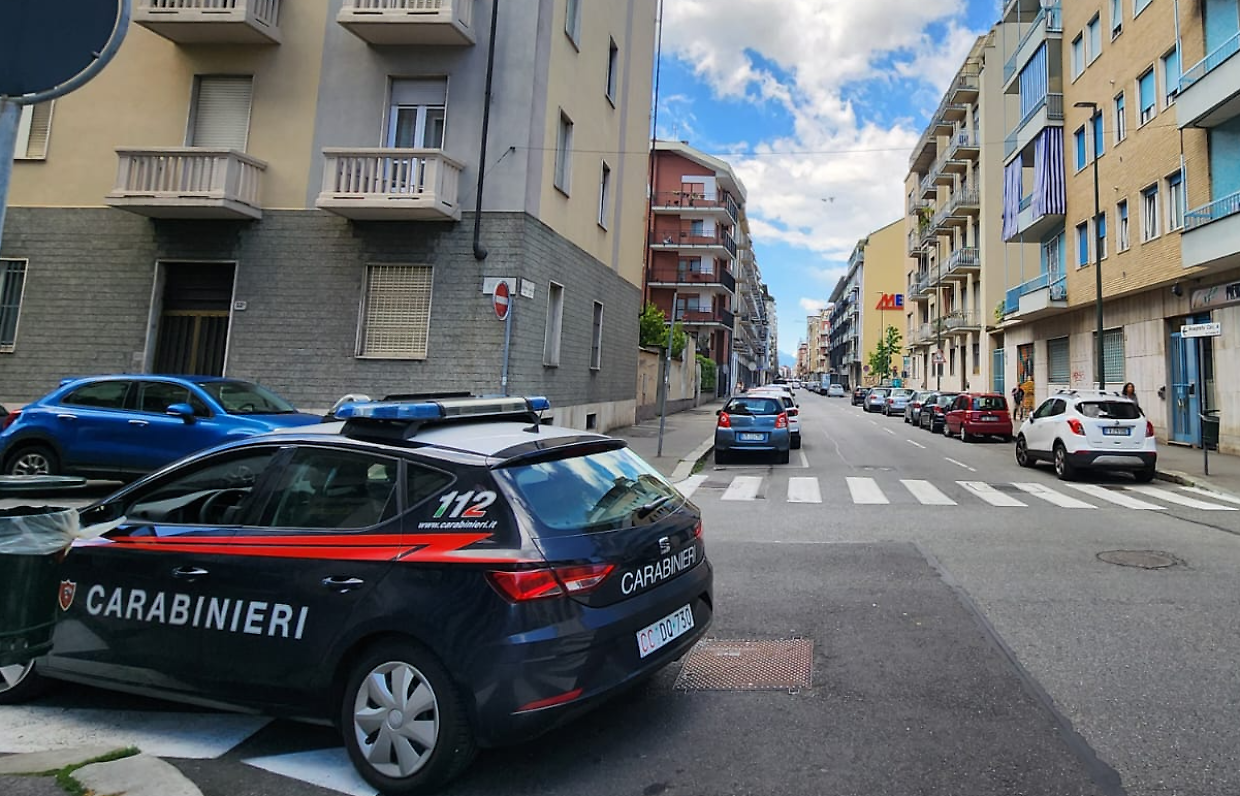Blitz dei carabinieri in via Carrera