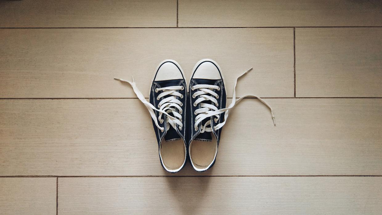 Togliersi le scarpe in casa: una precauzione utile o un eccesso di zelo?