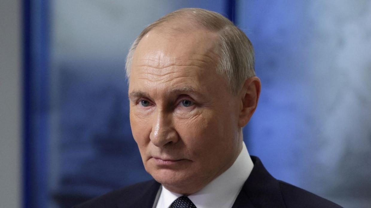 Putin nel mirino? Mosca accusa Kiev: “Droni ucraini contro l’elicottero del presidente durante visita nel Kursk”
