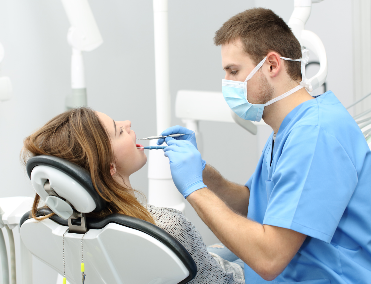 Truffa e lesioni, due dentisti a processo: «Mi hanno tolto 11 denti, sono rovinata»
