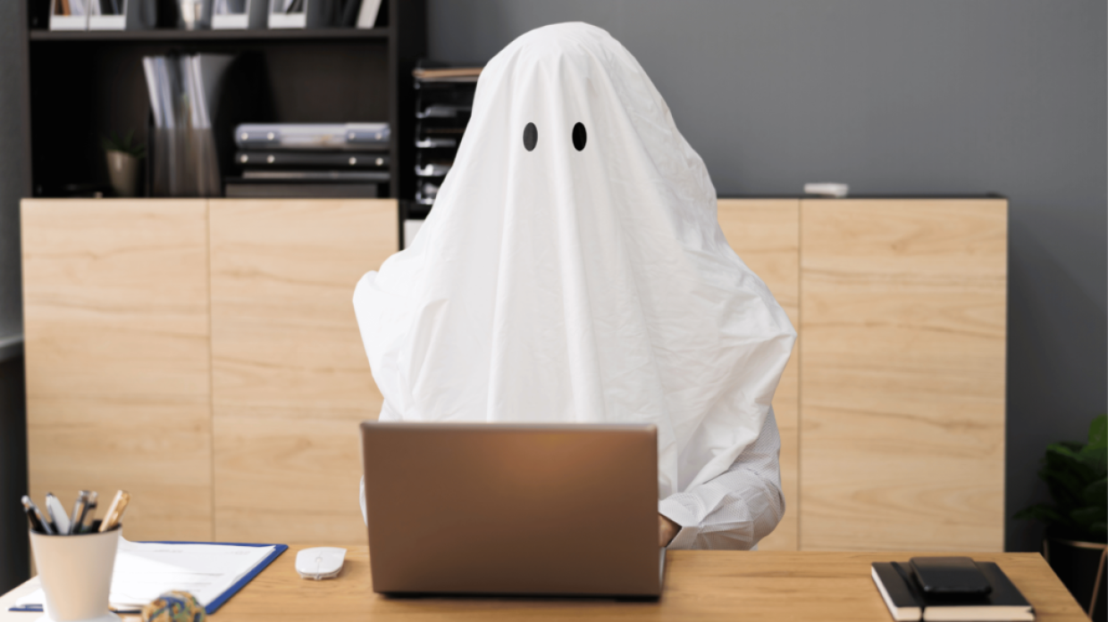 Ghostworking in ufficio: l’arte di sembrare occupati senza lavorare davvero