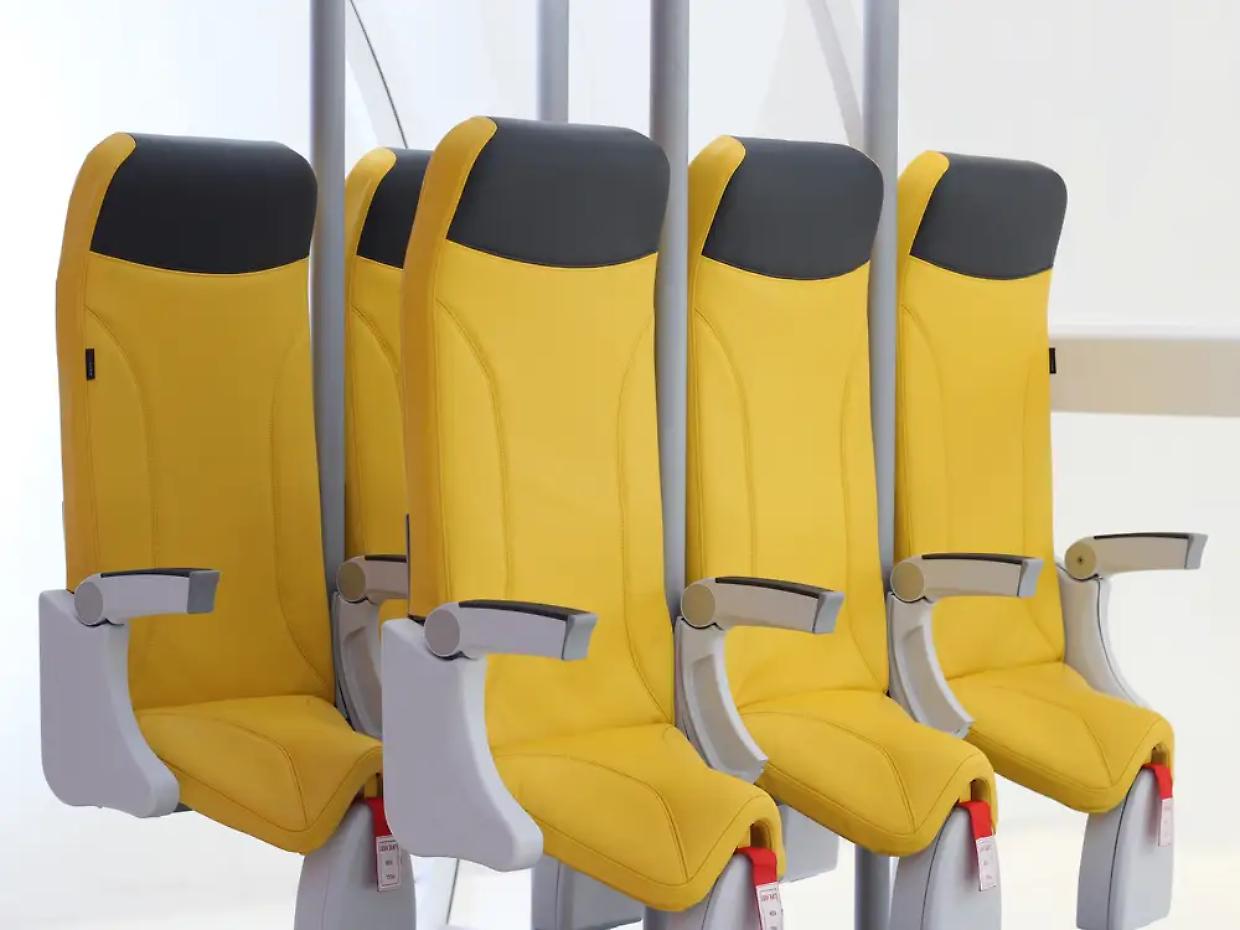 I "posti in piedi" in aereo non voleranno mai: anche quest'estate ci si siede e basta