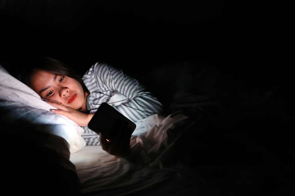 Smartphone 50 volte più luminoso della luna piena: come la luce notturna danneggia il sonno degli adolescenti