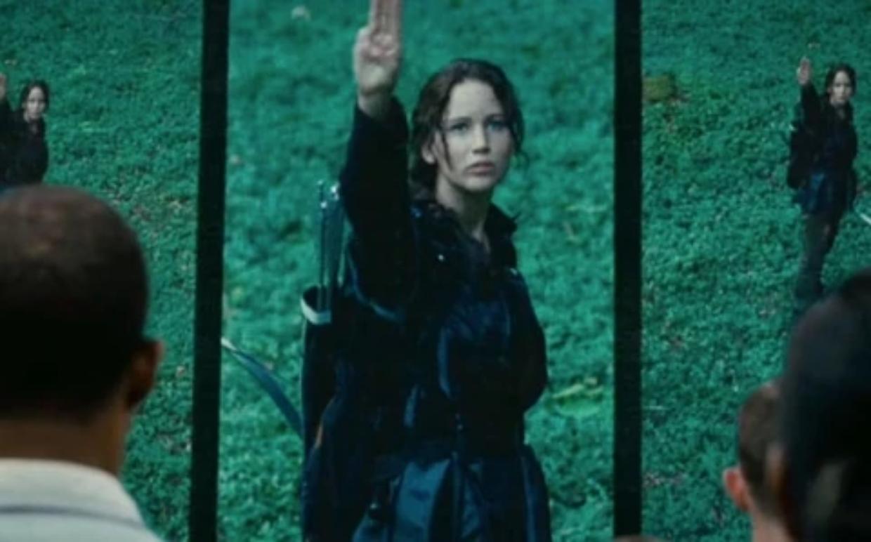 Cosa significa il saluto a tre dita di Hunger Games?