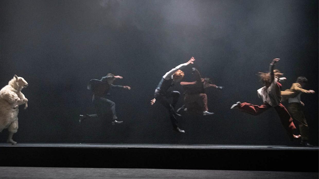 “Works and Days”: la natura prende corpo sul palco delle Fonderie Limone