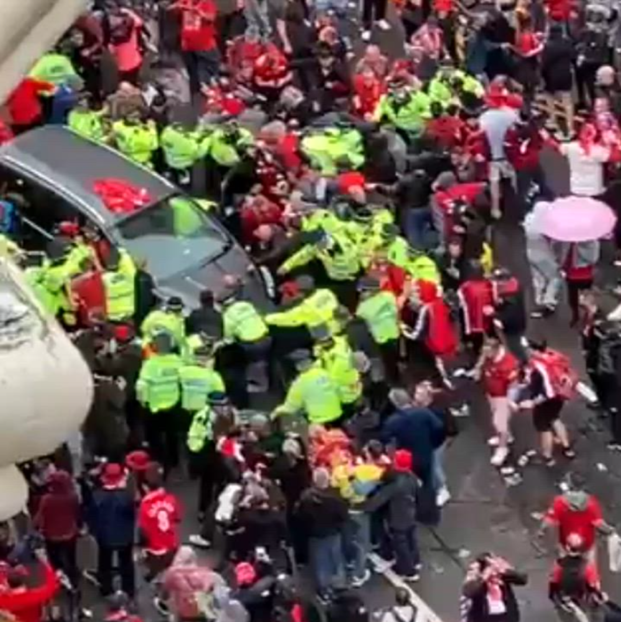 Auto sulla folla a Liverpool: sono 47 le persone ferite, tra cui un bambino in gravi condizioni