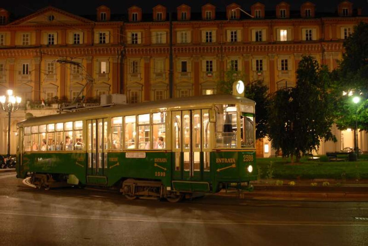 San Valentino sui binari: a Torino si viaggia sul tram storico