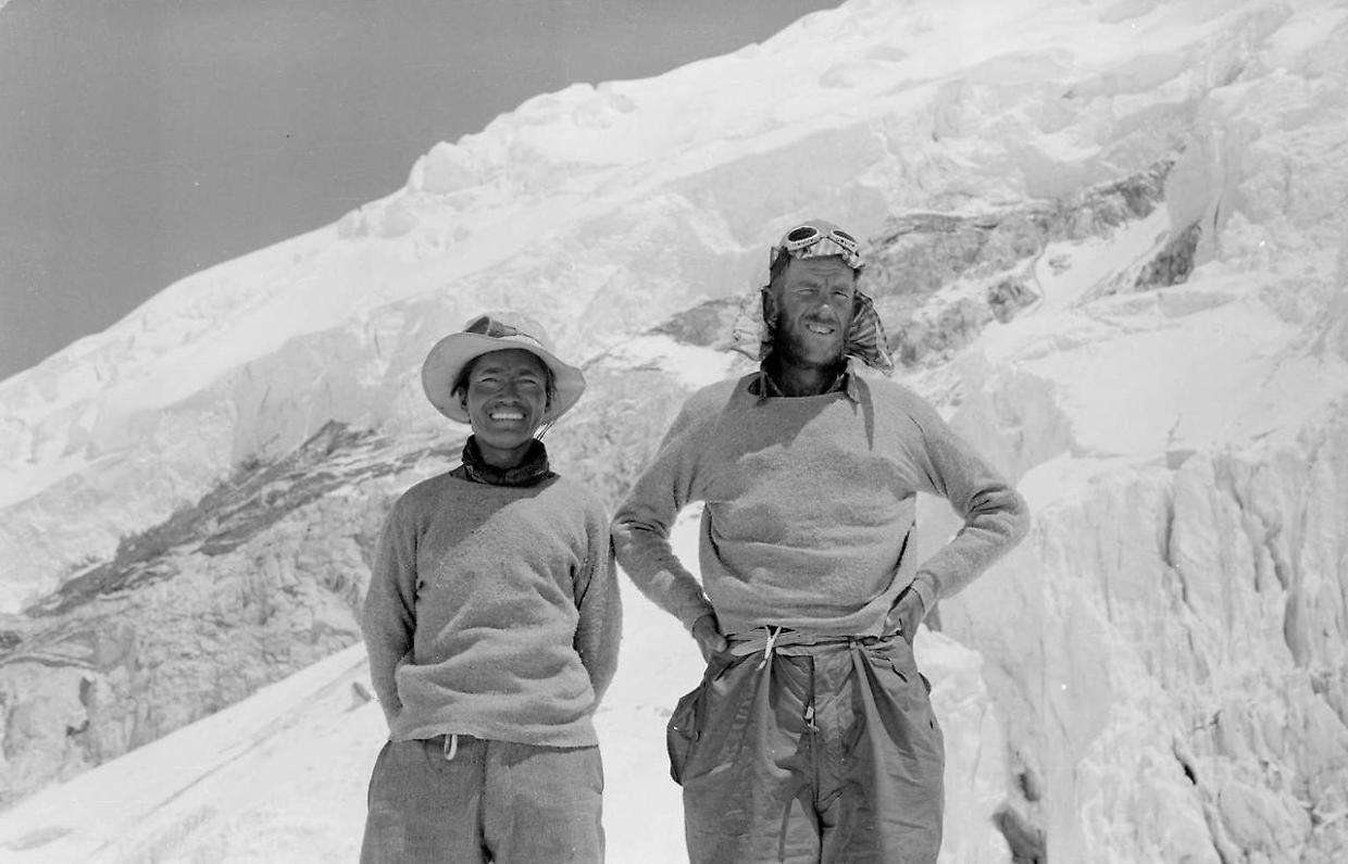 Everest, 72 anni fa il mondo toccò il cielo: la storia che cambiò l’alpinismo per sempre