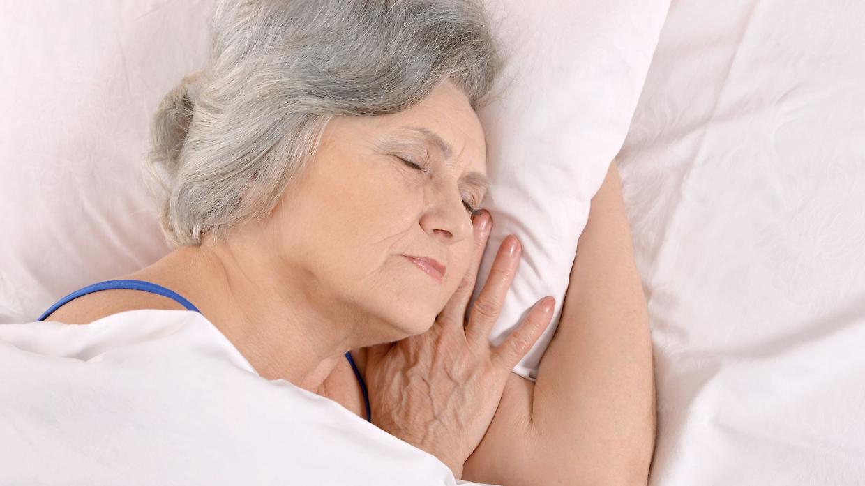 Dormire bene può salvare il cervello? La verità sul legame tra sogni e Alzheimer