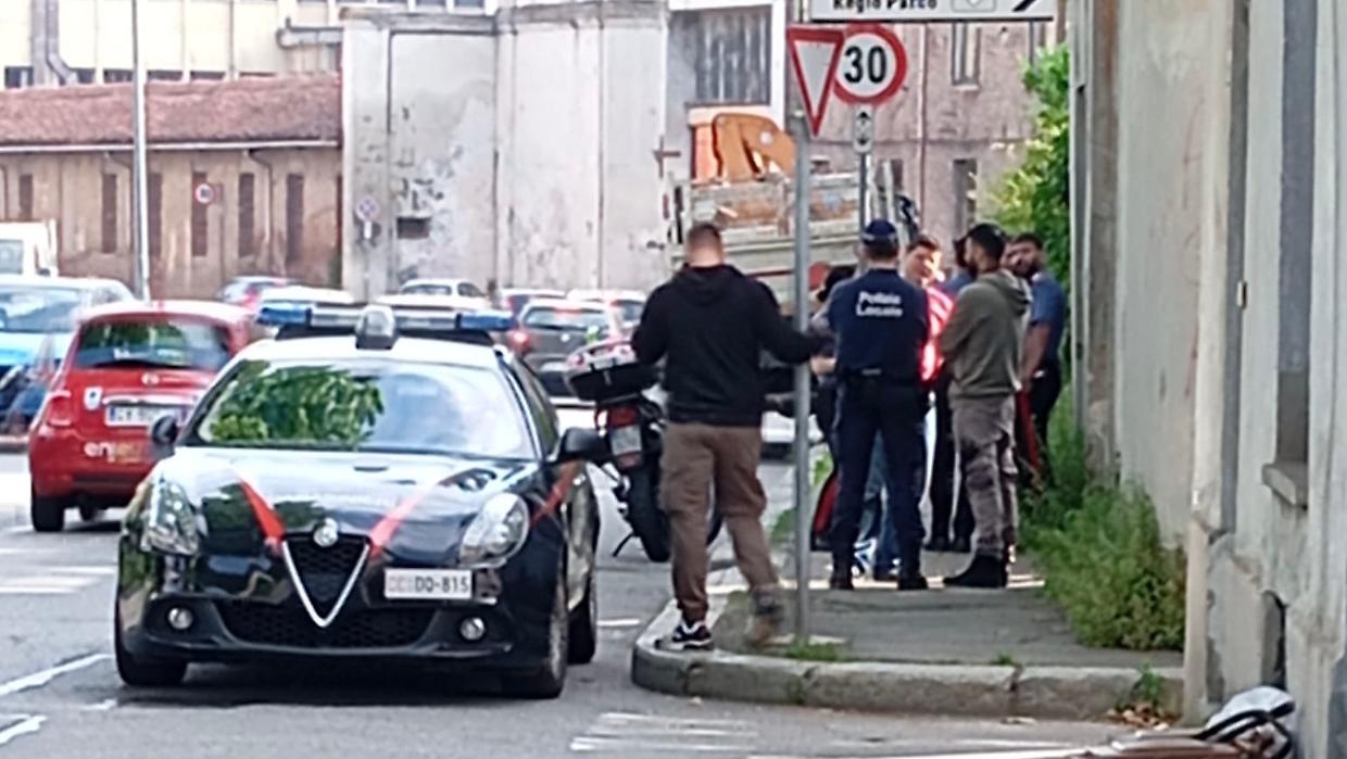 Blitz delle forze dell’ordine, lo sgombero della Manifattura Tabacchi: dentro diversi cuccioli di cane tra sporcizia e masserizie 
