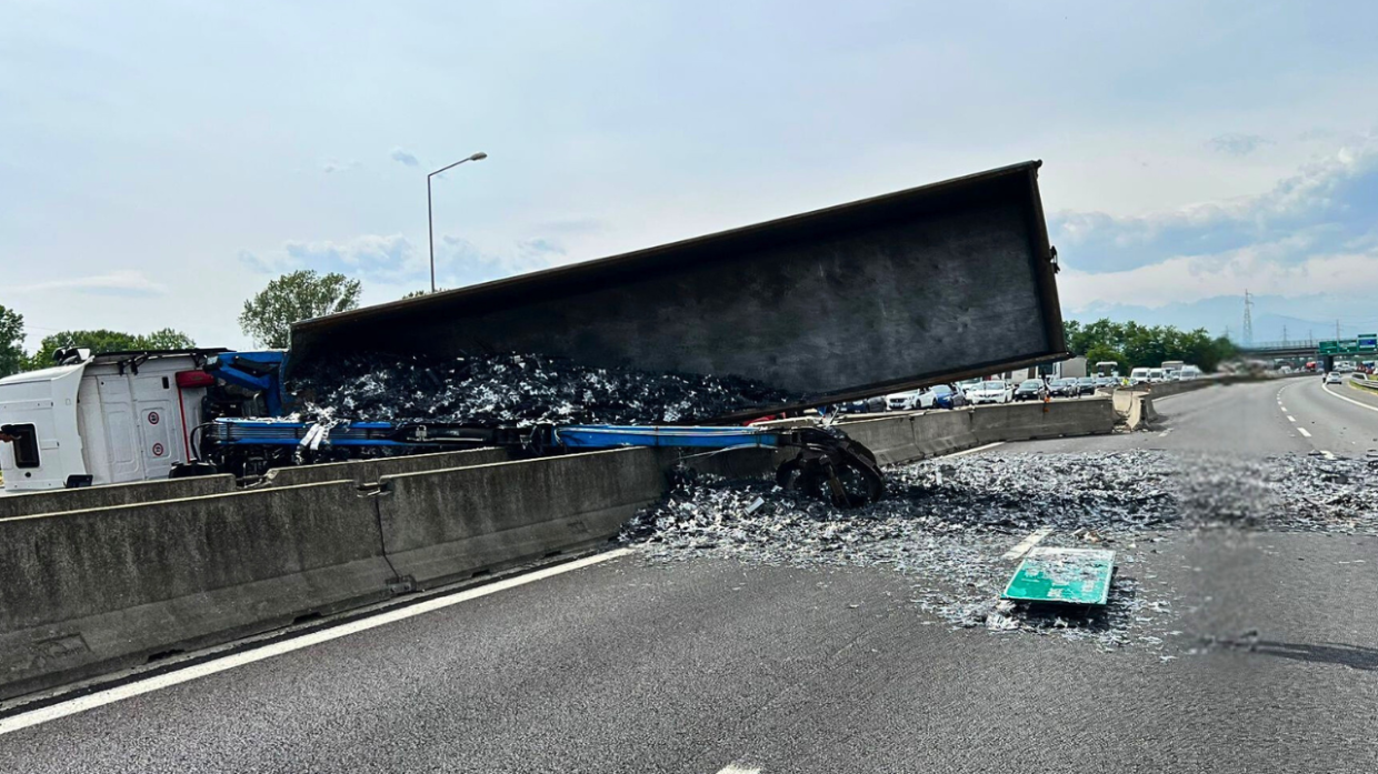 Tir si ribalta e perde il carico: tangenziale paralizzata in entrambi i sensi di marcia