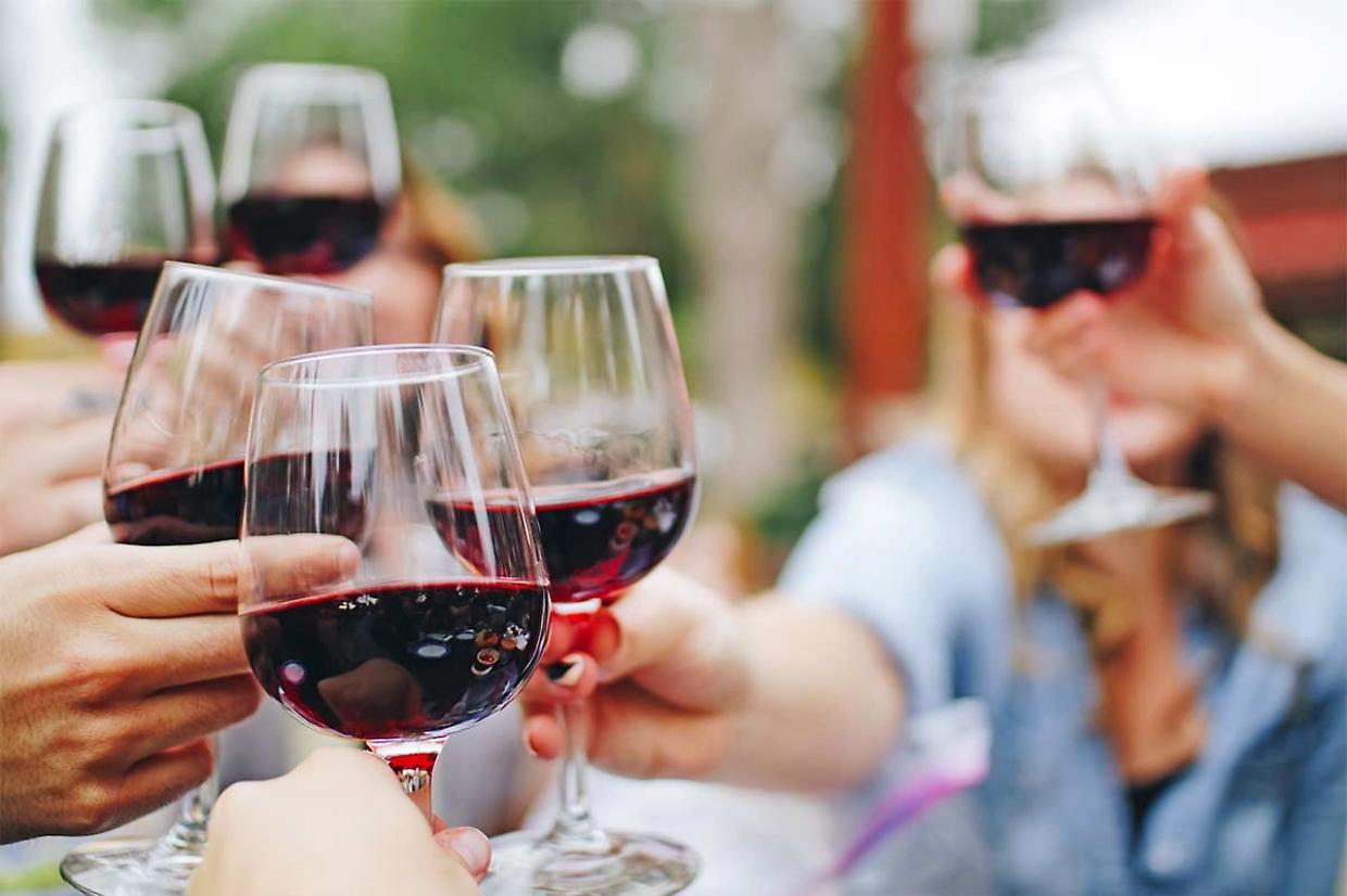 Si cercano 10.000 volontari per capire se bere vino ogni giorno fa davvero bene alla salute