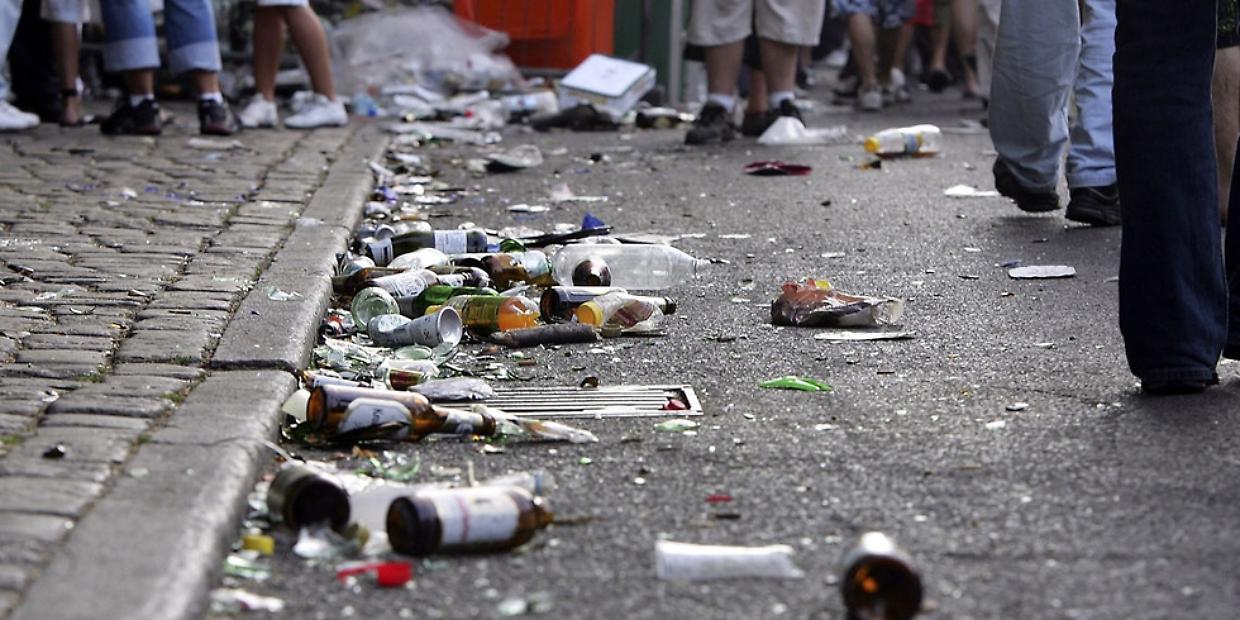 Bevande e inquinamento: ecco quali i sono rifiuti più abbandonati per la strada