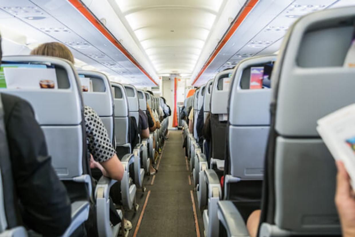 Multa per chi si alza troppo presto dall’aereo: arriva la stretta sulle regole di sbarco