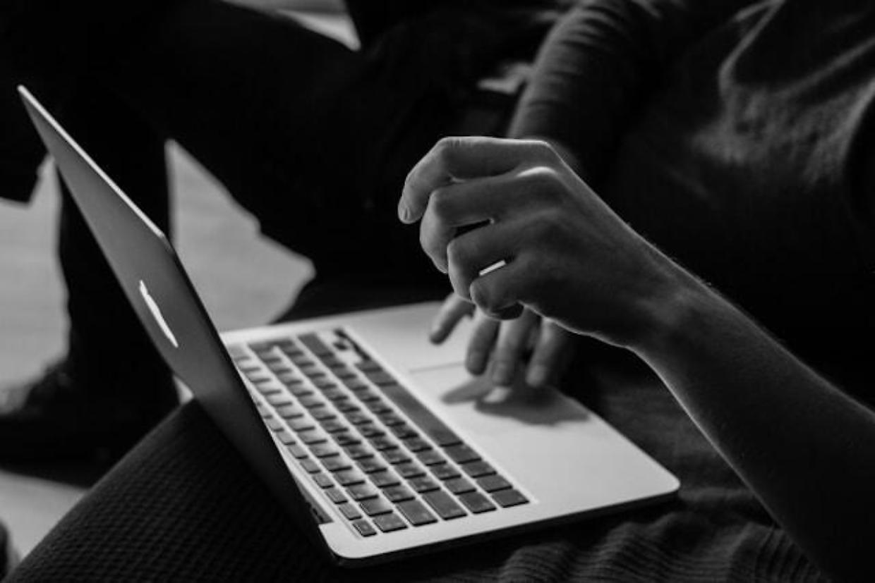 Torino, inoltra immagine pedopornografica in chat: per il giudice è un “fatto lieve”