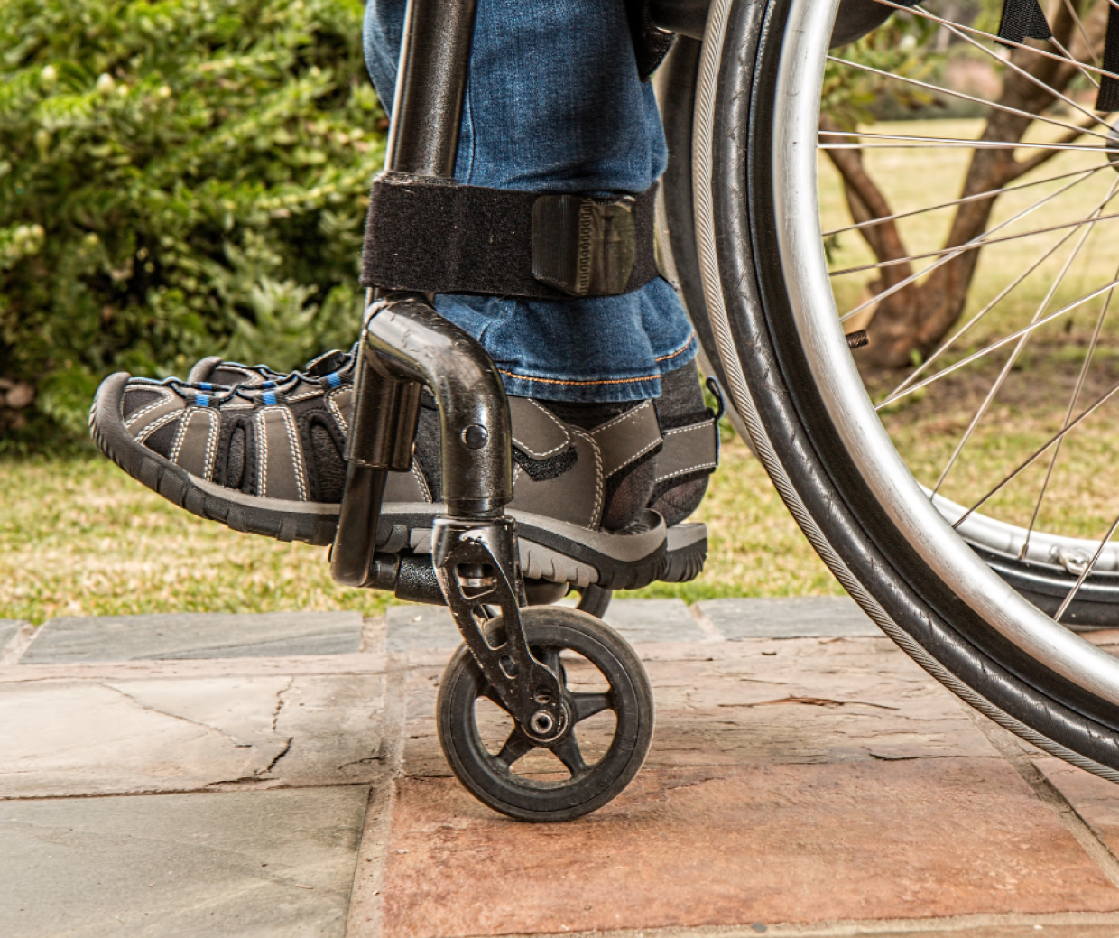  Paraplegico torna a camminare dopo quattro anni: la svolta mondiale della stimolazione elettrica