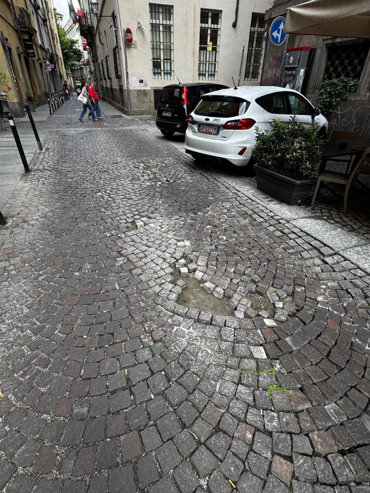 I sanpietrini saltano... per la sesta volta, l'ennesimo rattoppo in Quadrilatero