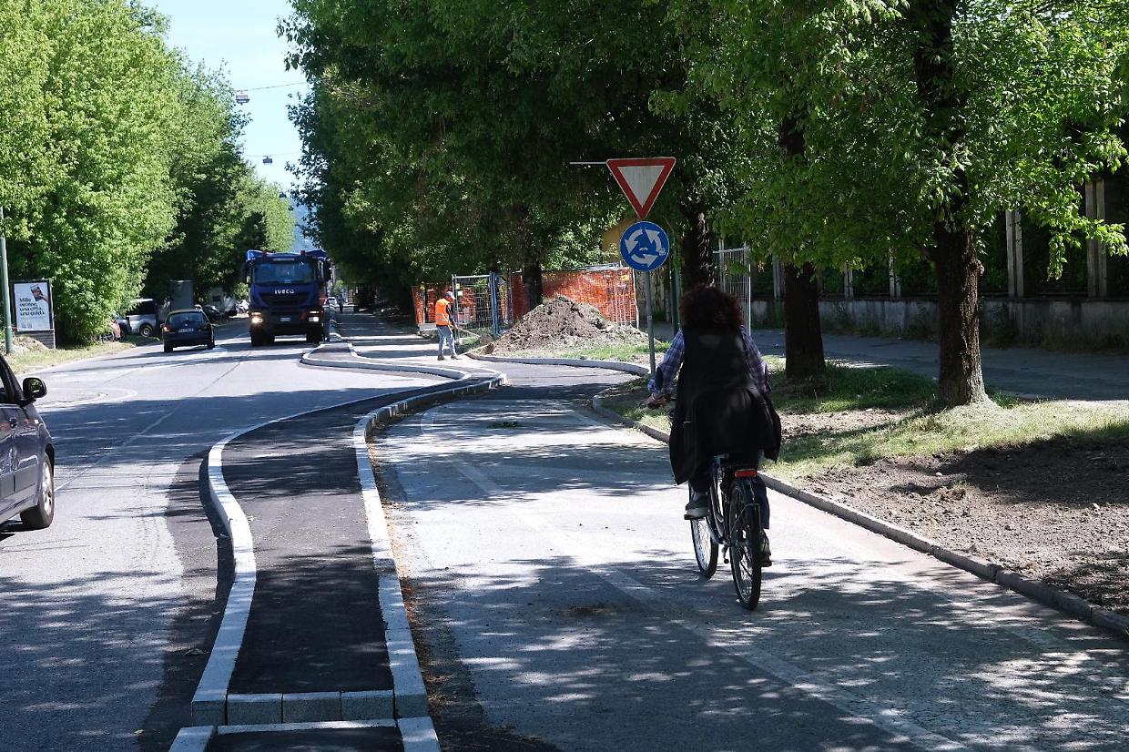 La nuova pista ciclabile si mangia parcheggi e strada: centinaia di firme per bloccare il cantiere