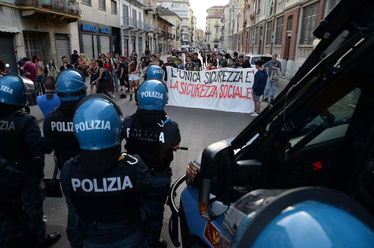 I poliziotti in tenuta antisommossa in piazza Foroni