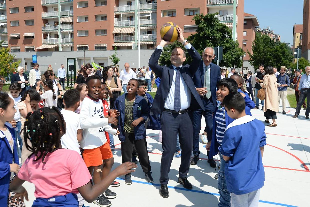 Il sindaco tra i bambini di Aurora sotto assedio: «Il nuovo giardino è una risposta alla richiesta di sicurezza»