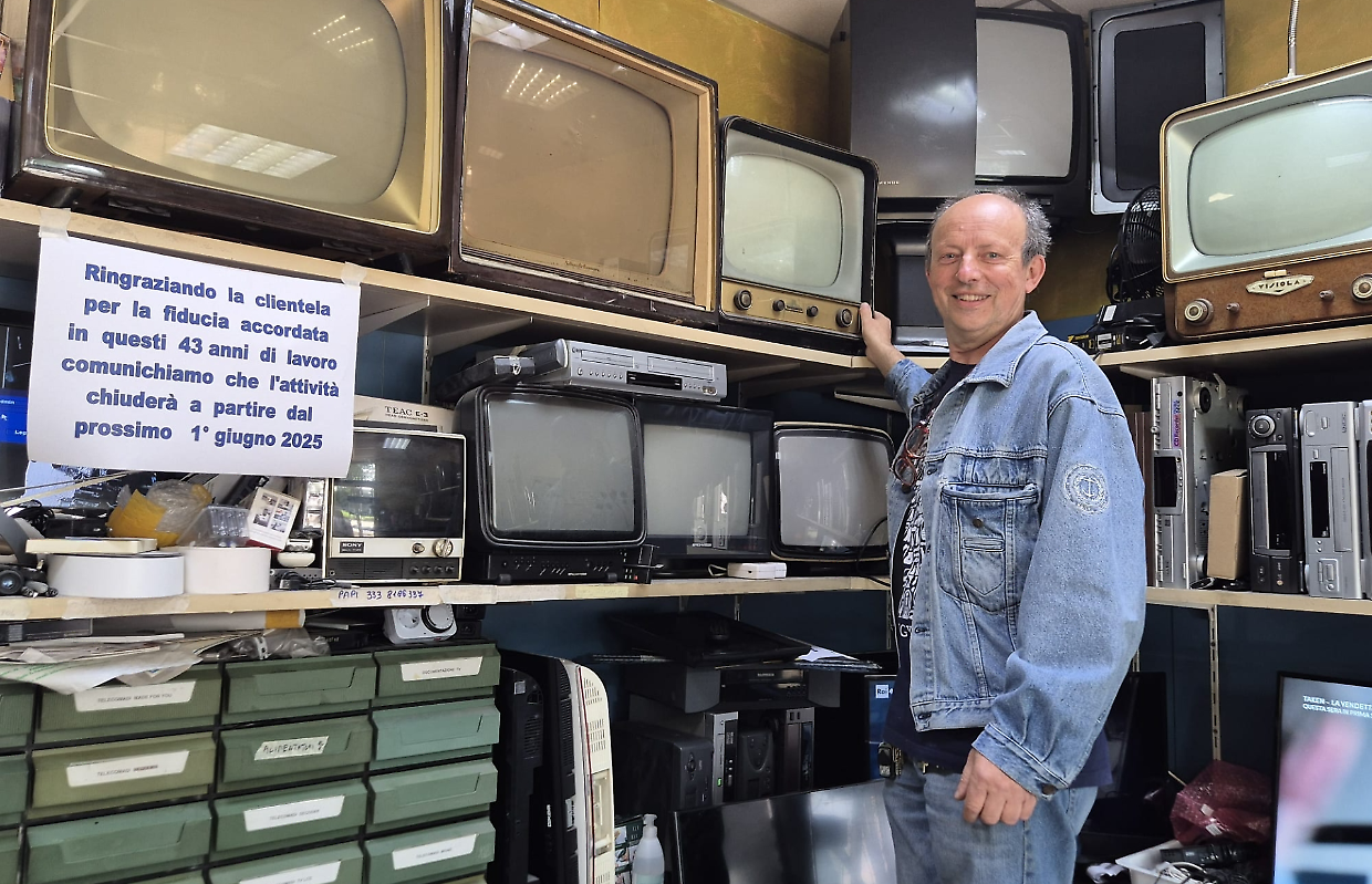Valter Pastrone, 62 anni, va in pensione dopo 43 anni passati a riparare tv