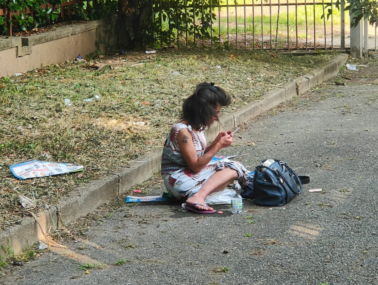 Una ragazza consuma stupefacenti in vicolo Astrua