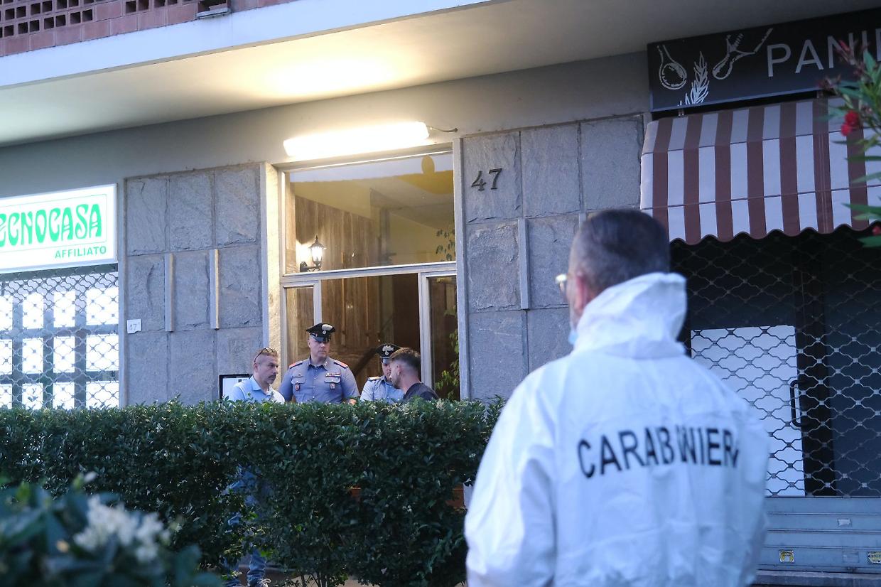 I carabinieri, con la scientifica, davanti al palazzo dov'è avvenuto il femminicidio