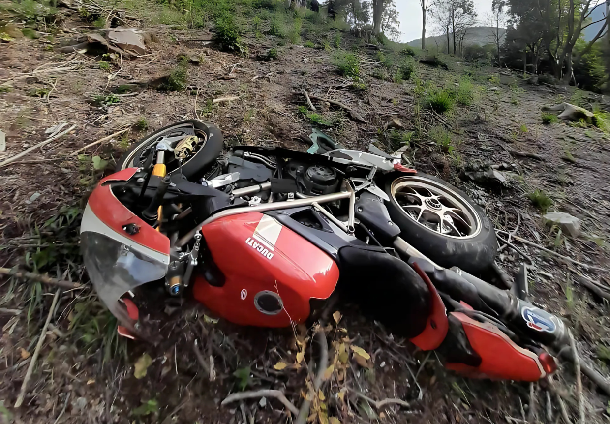 Tragedia sulla strada, muore un motociclista di 30 anni
