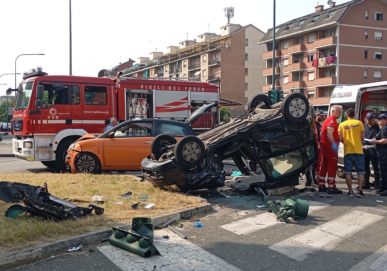 Auto ribaltata dopo l'incidente stradale: ci sono tre feriti, una donna è grave
