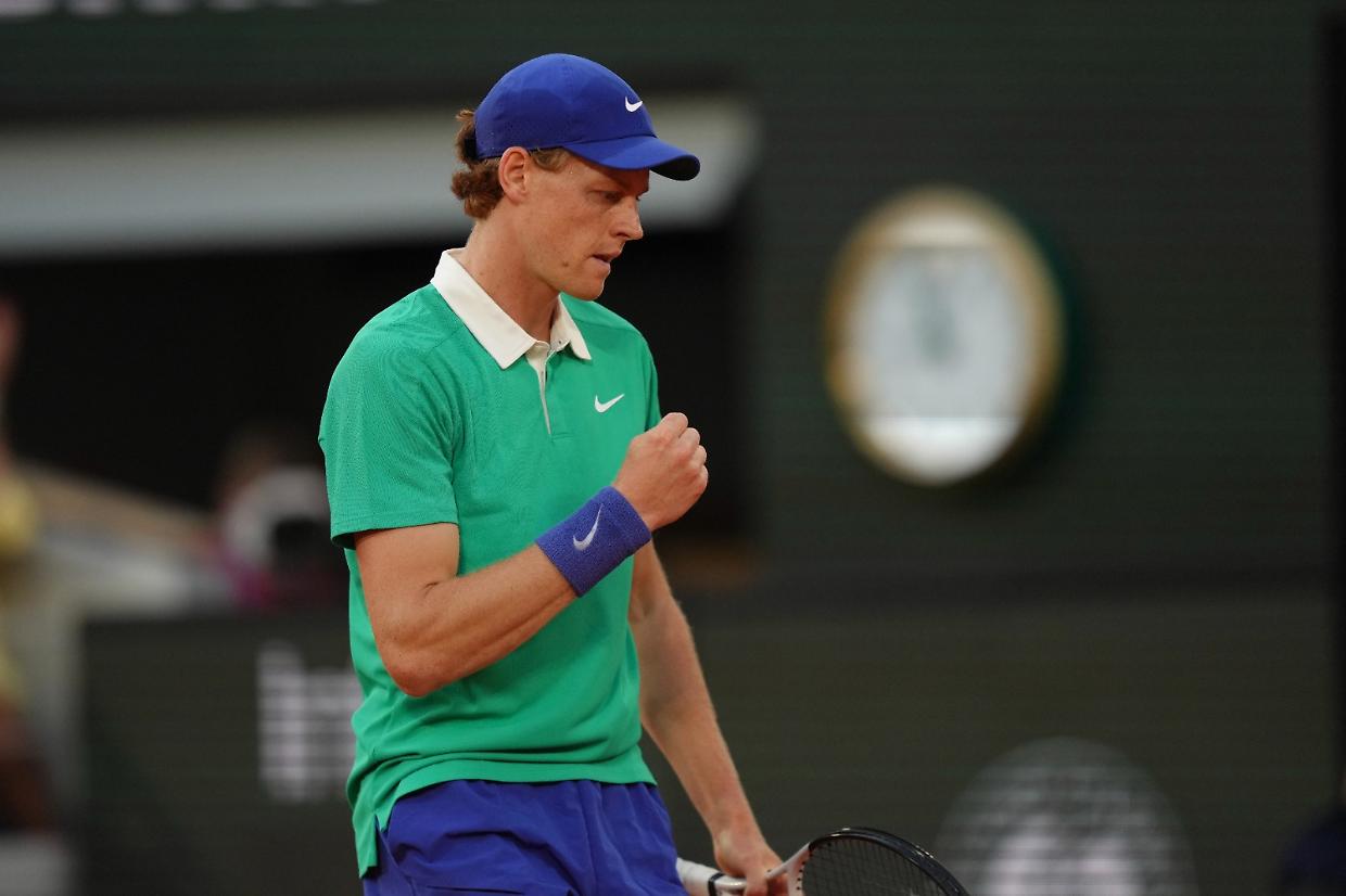 Jannik Sinner, implacabile anche contro Andrey Rublev, accede trionfalmente ai quarti a Parigi